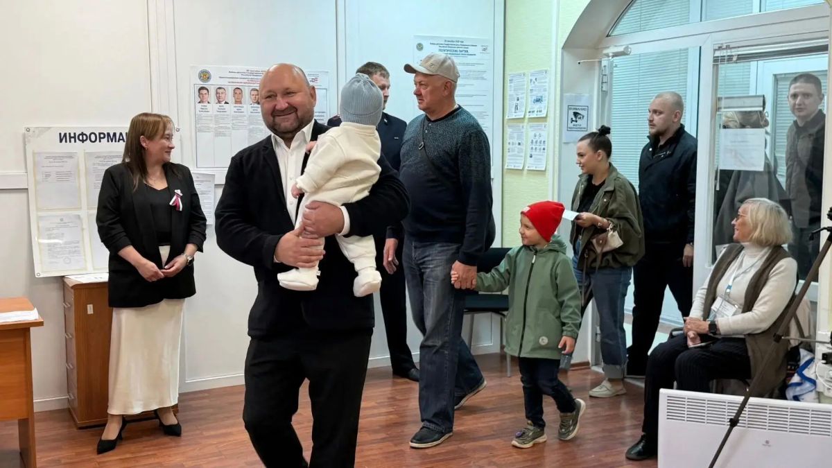 Глава Сосновского округа Евгений Ваганов пришел на выборы с внуком