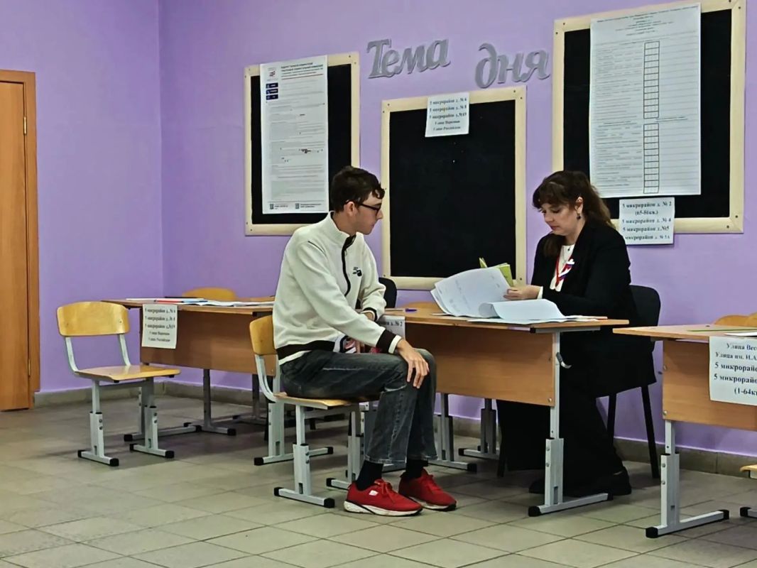 Троицке впервые голосующие студенты получают подарки Троицке впервые голосующие студенты получают подарки