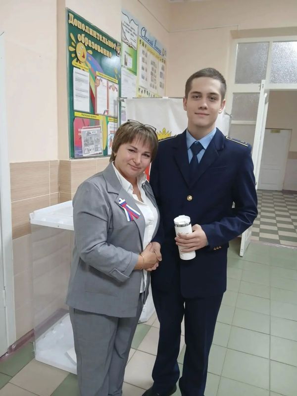 Троицке впервые голосующие студенты получают подарки Троицке впервые голосующие студенты получают подарки