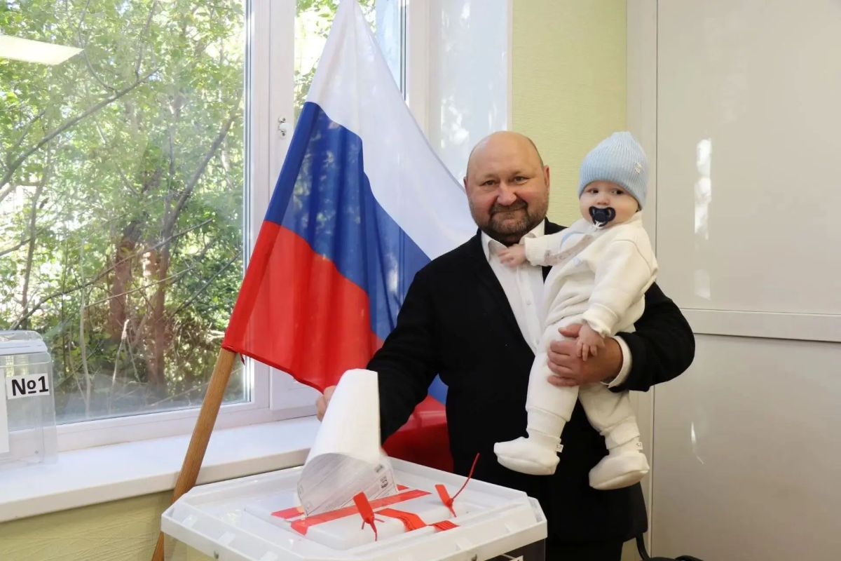 Глава Сосновского округа Евгений Ваганов пришел на выборы с внуком Глава Сосновского округа Евгений Ваганов пришел на выборы с внуком