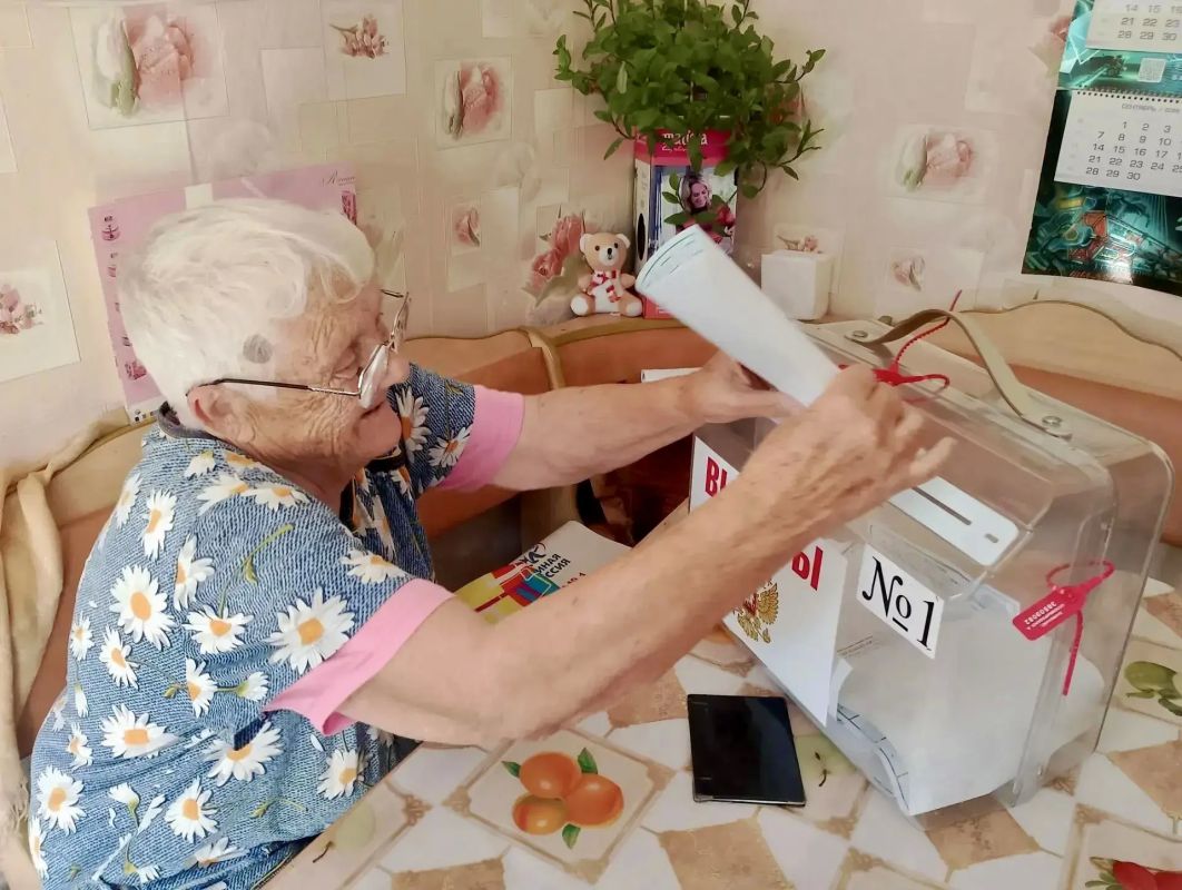 ГОЛОСОВАНИЕ ВНЕ ПОМЕЩЕНИЯ. Не можете прийти на участок по уважительной причине? Члены комиссии придут к Вам домой! Забота и внимание к каждому избирателю — вот что главное Уже около 150 тысяч южноуральцев воспользовались... ГОЛОСОВАНИЕ ВНЕ ПОМЕЩЕНИЯ. Не можете прийти на участок по уважительной причине? Члены комиссии придут к Вам домой! Забота и внимание к каждому избирателю — вот что главное Уже около 150 тысяч южноуральцев воспользовались...