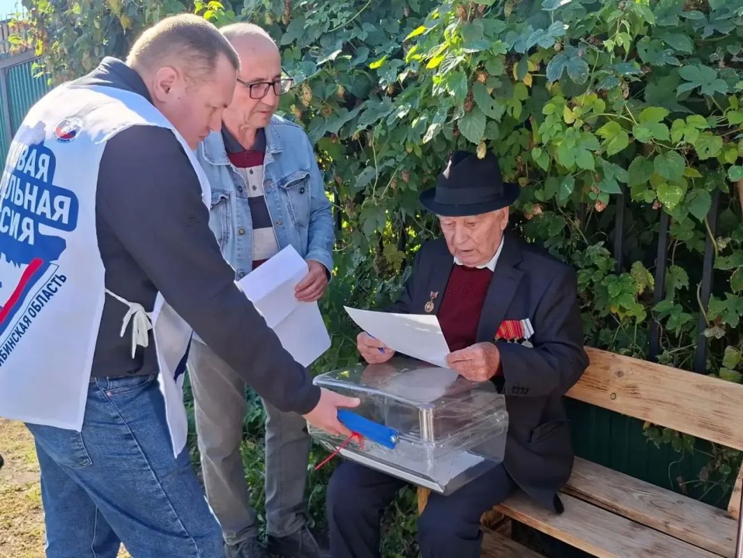В Копейске ветеран Великой Отечественной войны проголосовал на дому В Копейске ветеран Великой Отечественной войны проголосовал на дому