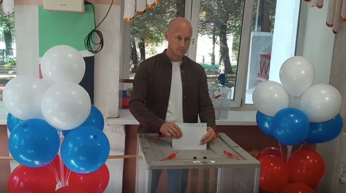 Депутат Магнитогорского Собрания депутатов, ветеран специальной военной операции Юрий Ахмеров проголосовал на выборах в Государственную Думу