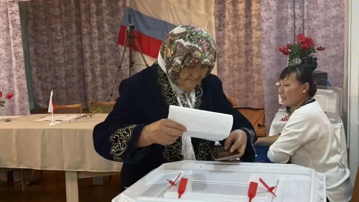 В Челябинской области столетний ветеран пришел на избирательный участок В Челябинской области столетний ветеран пришел на избирательный участок