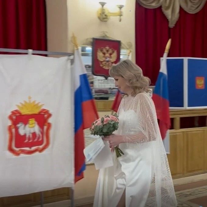 Строить будущее семьёй: в Челябинской области пары идут из ЗАГСа прямо на избирательные участки Строить будущее семьёй: в Челябинской области пары идут из ЗАГСа прямо на избирательные участки