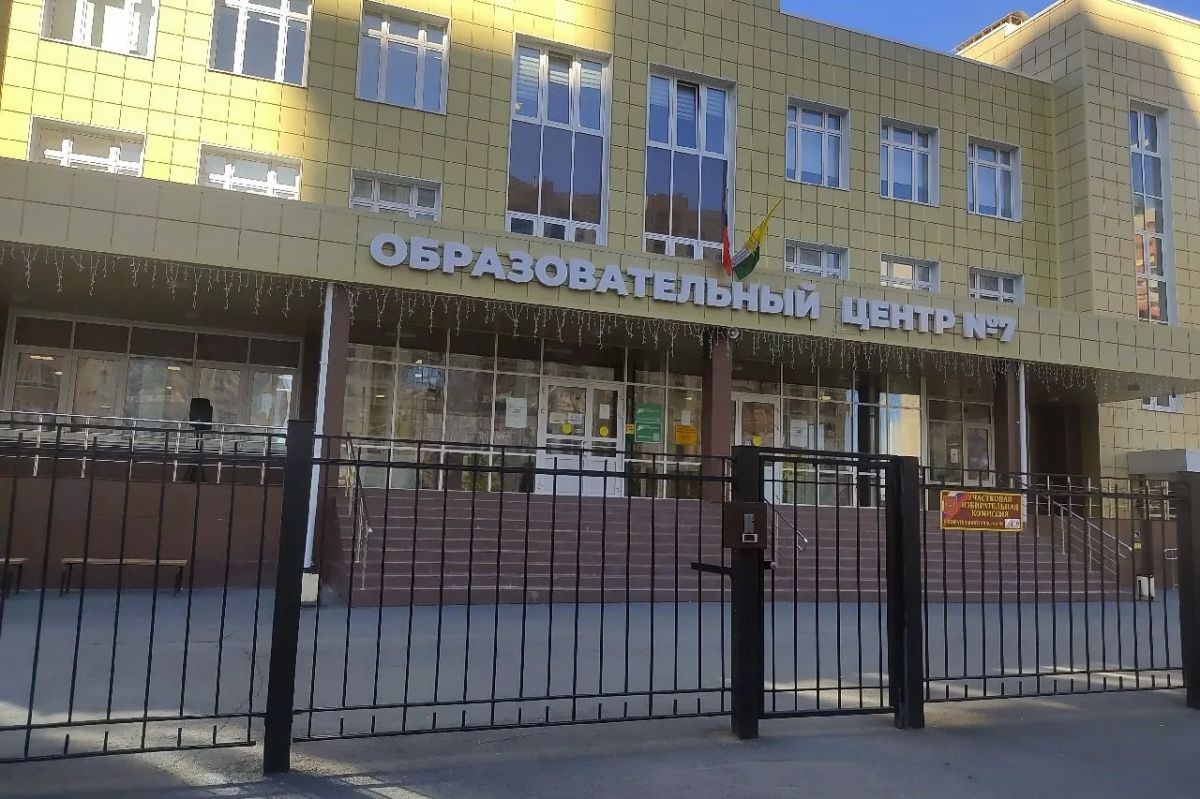 Председатель Челябинской городской думы Сергей Буяков приехал на избирательный участок в Образовательном центре №7. В течение трех дней он объезжает участковые избирательные комиссии в разных районах города