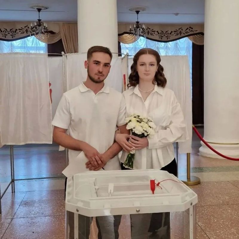 Строить будущее семьёй: в Челябинской области пары идут из ЗАГСа прямо на избирательные участки Строить будущее семьёй: в Челябинской области пары идут из ЗАГСа прямо на избирательные участки