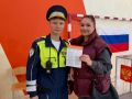 Полицейские Челябинской области продолжают нести службу на избирательных участках и оказывают помощь маломобильным избирателям