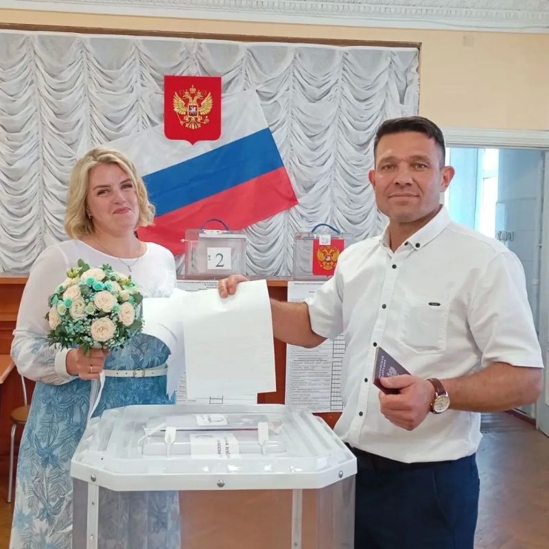 Строить будущее семьёй: в Челябинской области пары идут из ЗАГСа прямо на избирательные участки Строить будущее семьёй: в Челябинской области пары идут из ЗАГСа прямо на избирательные участки