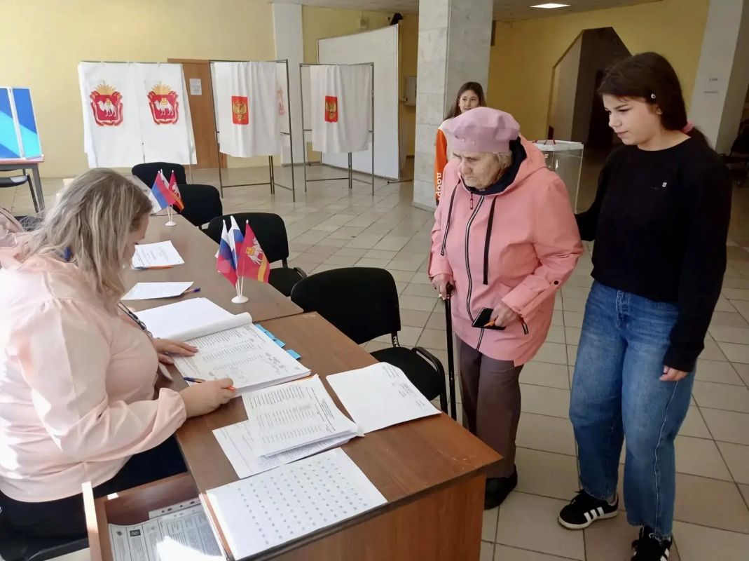 ПРЯМО СЕЙЧАС НА УЧАСТКАХ: БОЛЕЕ 550 ЮЖНОУРАЛЬСКИХ ВОЛОНТЕРОВ ПОМОГАЮТ ИЗБИРАТЕЛЯМ СДЕЛАТЬ СВОЙ ВЫБОР ПРЯМО СЕЙЧАС НА УЧАСТКАХ: БОЛЕЕ 550 ЮЖНОУРАЛЬСКИХ ВОЛОНТЕРОВ ПОМОГАЮТ ИЗБИРАТЕЛЯМ СДЕЛАТЬ СВОЙ ВЫБОР