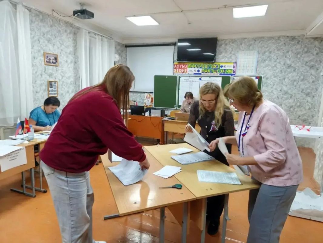 Урны вскрыты, бюллетени тщательно проверяют и считают, гасят неиспользованные Урны вскрыты, бюллетени тщательно проверяют и считают, гасят неиспользованные