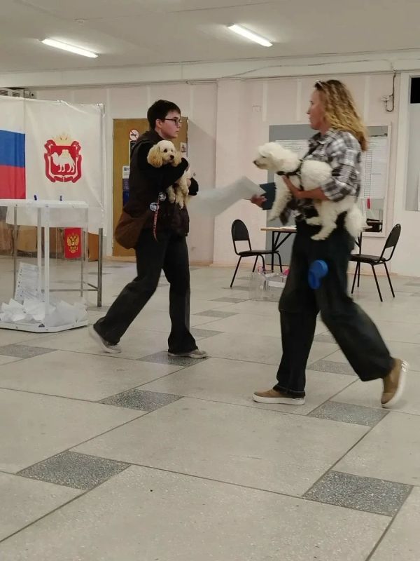 Южноуральцы приходят голосовать со своими животными Южноуральцы приходят голосовать со своими животными