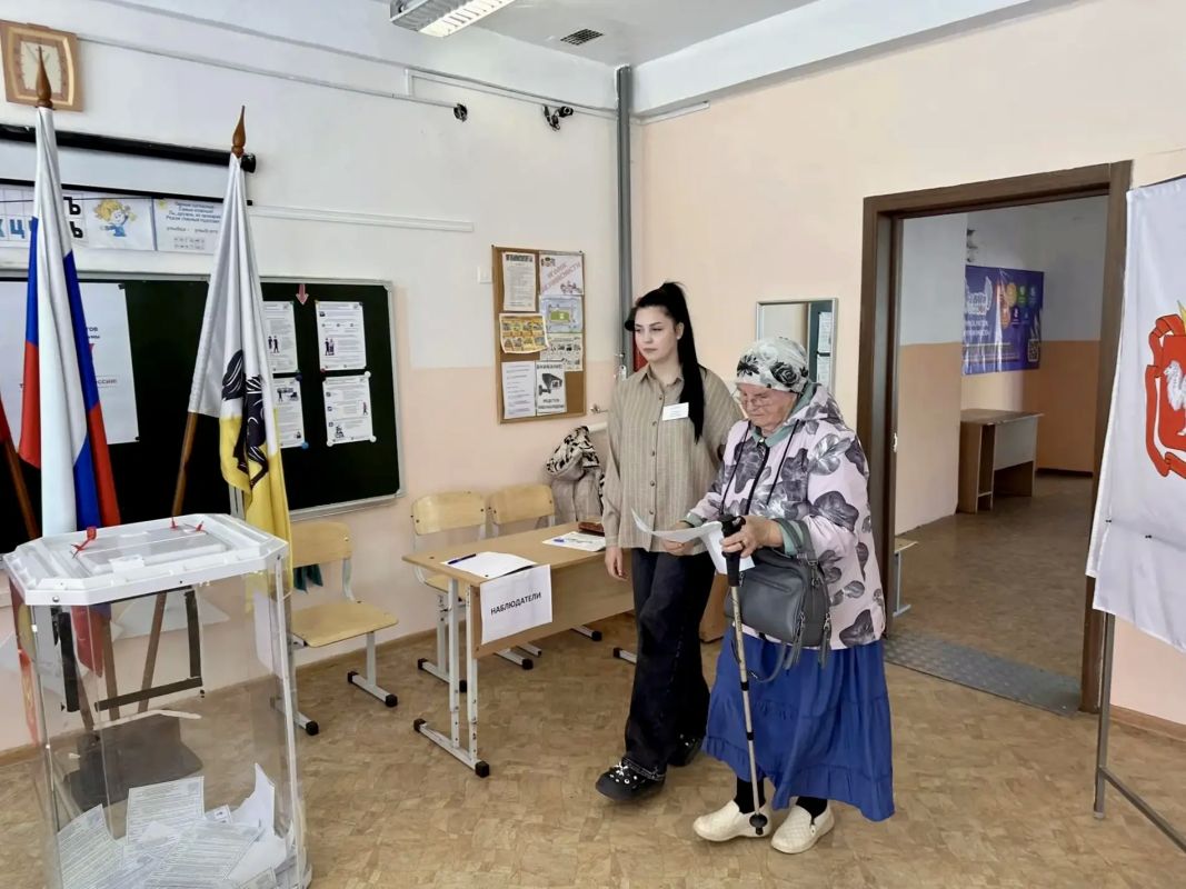 ЗАБОТА НА УЧАСТКАХ. В дни голосования избирательные участки Челябинской области работают при активной поддержке волонтеров. Их главная задача — сделать процесс выборов максимально комфортным и доступным для каждого ЗАБОТА НА УЧАСТКАХ. В дни голосования избирательные участки Челябинской области работают при активной поддержке волонтеров. Их главная задача — сделать процесс выборов максимально комфортным и доступным для каждого