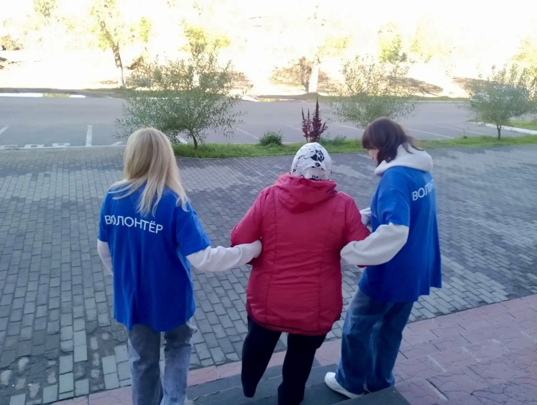 ЗАБОТА НА УЧАСТКАХ. В дни голосования избирательные участки Челябинской области работают при активной поддержке волонтеров. Их главная задача — сделать процесс выборов максимально комфортным и доступным для каждого ЗАБОТА НА УЧАСТКАХ. В дни голосования избирательные участки Челябинской области работают при активной поддержке волонтеров. Их главная задача — сделать процесс выборов максимально комфортным и доступным для каждого