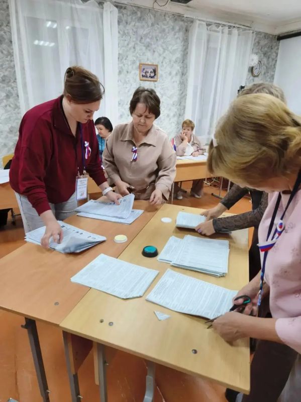 Урны вскрыты, бюллетени тщательно проверяют и считают, гасят неиспользованные Урны вскрыты, бюллетени тщательно проверяют и считают, гасят неиспользованные