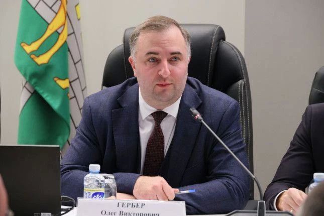 Председатель Законодательного собрания Челябинской области Олег Гербер посетил избирательный участок сегодня, в последний день голосования