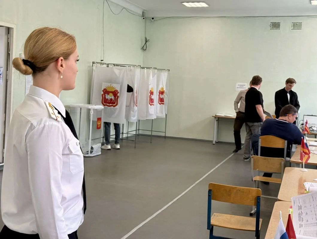 Полицейские Челябинской области обеспечили правопорядок и безопасность южноуральцев на избирательных участках Полицейские Челябинской области обеспечили правопорядок и безопасность южноуральцев на избирательных участках