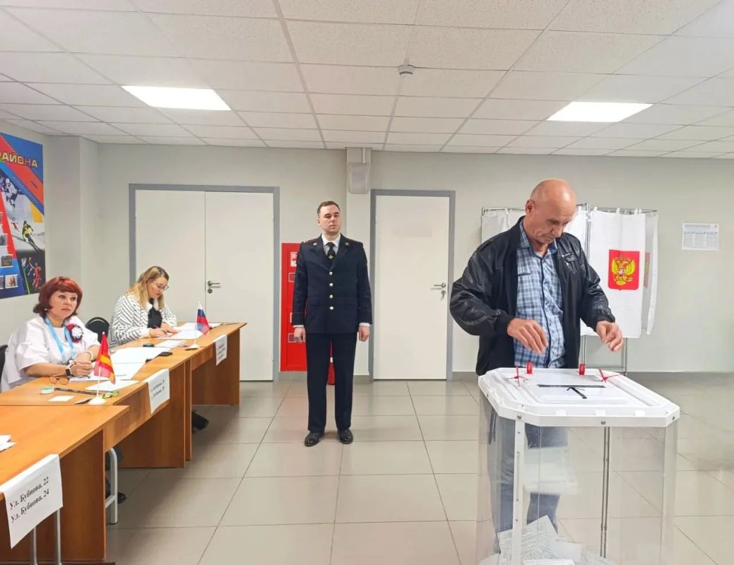 Полицейские Челябинской области обеспечили правопорядок и безопасность южноуральцев на избирательных участках Полицейские Челябинской области обеспечили правопорядок и безопасность южноуральцев на избирательных участках