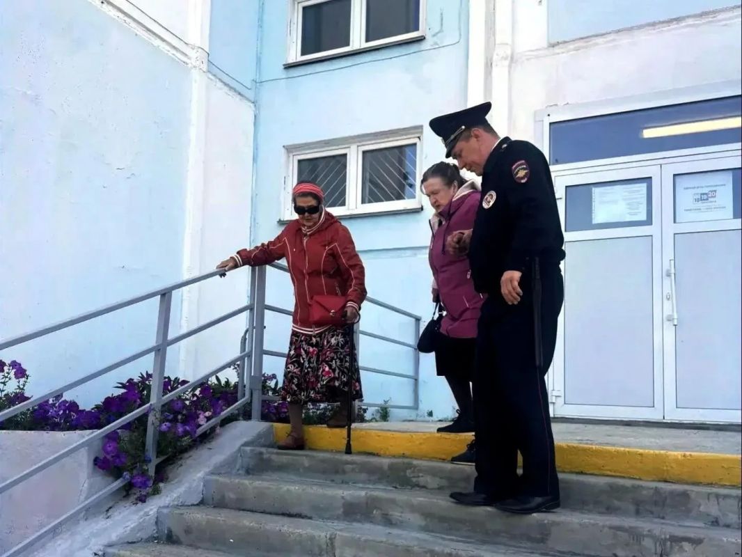 Полицейские Челябинской области обеспечили правопорядок и безопасность южноуральцев на избирательных участках Полицейские Челябинской области обеспечили правопорядок и безопасность южноуральцев на избирательных участках