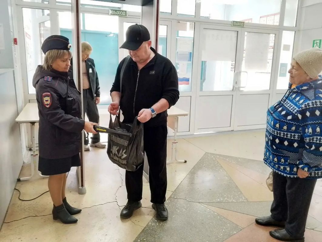 Полицейские Челябинской области обеспечили правопорядок и безопасность южноуральцев на избирательных участках Полицейские Челябинской области обеспечили правопорядок и безопасность южноуральцев на избирательных участках