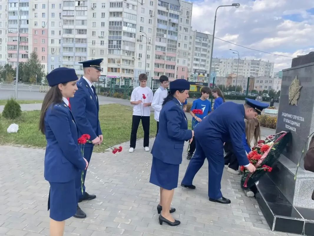 Работники прокуратуры Курчатовского района города Челябинска возложили цветы у памятника «Защитнику Отечества от благодарных потомков» Работники прокуратуры Курчатовского района города Челябинска возложили цветы у памятника «Защитнику Отечества от благодарных потомков»
