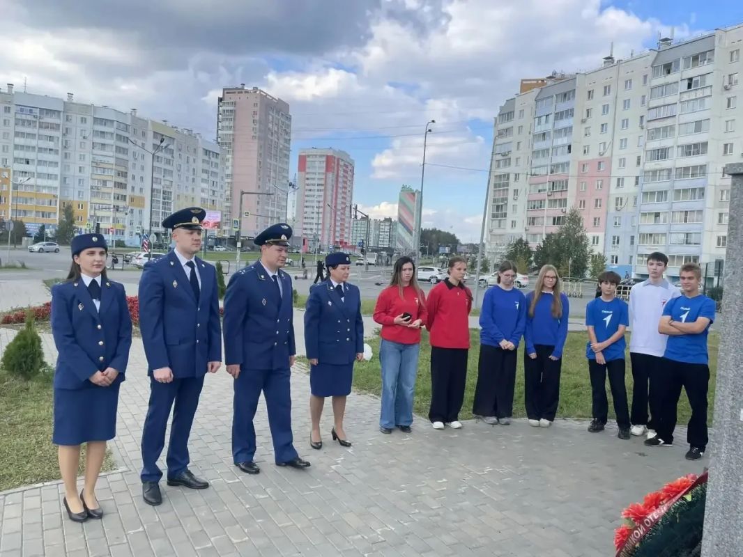 Работники прокуратуры Курчатовского района города Челябинска возложили цветы у памятника «Защитнику Отечества от благодарных потомков»