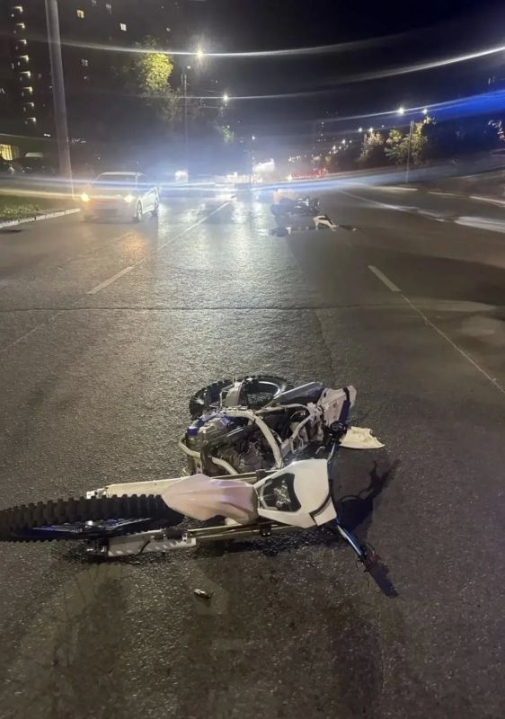 На улице Чичерина в Челябинске поздним вечером 21 сентября столкнулись мотоцикл и питбайк