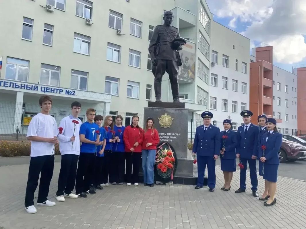 Работники прокуратуры Курчатовского района города Челябинска возложили цветы у памятника «Защитнику Отечества от благодарных потомков» Работники прокуратуры Курчатовского района города Челябинска возложили цветы у памятника «Защитнику Отечества от благодарных потомков»