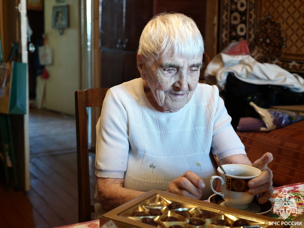 Ветеран пожарной охраны отмечает 98-летие! Ветеран пожарной охраны отмечает 98-летие!