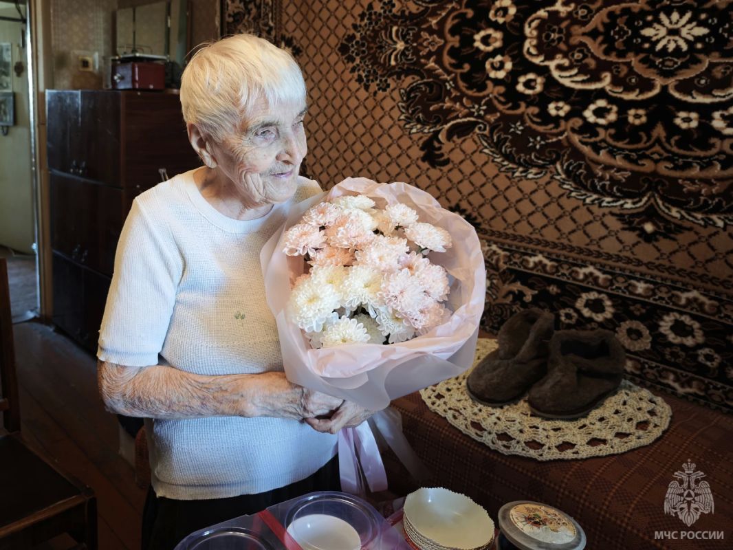 Ветеран пожарной охраны отмечает 98-летие! Ветеран пожарной охраны отмечает 98-летие!