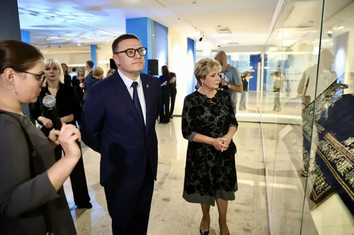 Алексей Текслер открыл в Челябинске выставку Музеев Московского Кремля «Небесная лазурь» Алексей Текслер открыл в Челябинске выставку Музеев Московского Кремля «Небесная лазурь»