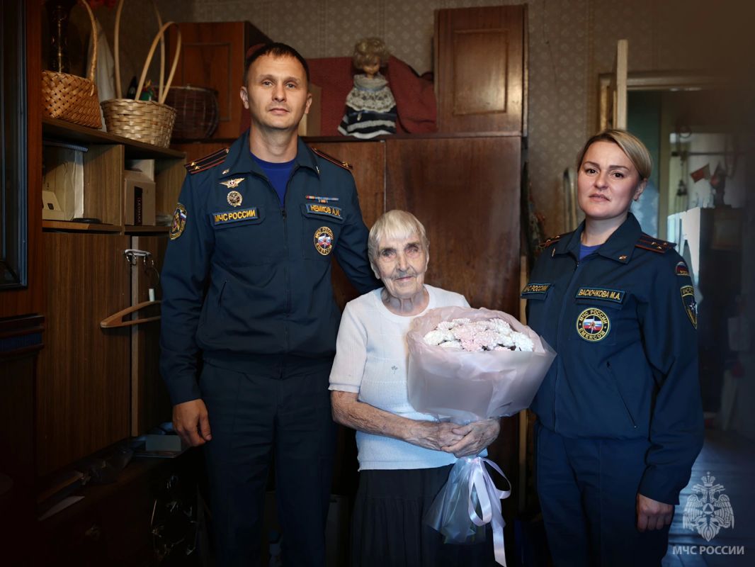 Ветеран пожарной охраны отмечает 98-летие! Ветеран пожарной охраны отмечает 98-летие!