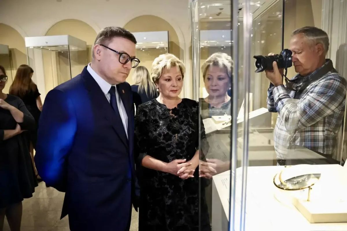 Алексей Текслер открыл в Челябинске выставку Музеев Московского Кремля «Небесная лазурь» Алексей Текслер открыл в Челябинске выставку Музеев Московского Кремля «Небесная лазурь»