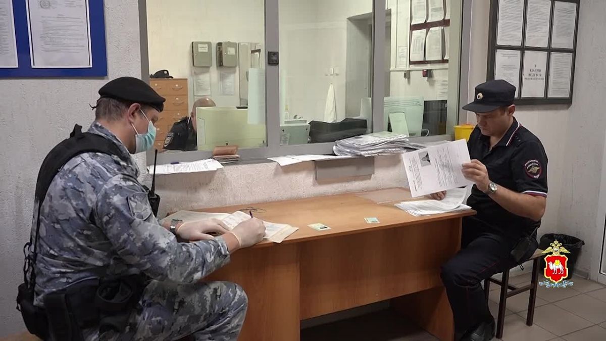 Сотрудниками Управления по вопросам миграции совместно с коллегами из Главного Управления Федеральной службы судебных приставов продолжается работа по удалению за пределы страны иностранных граждан, нарушивших миграционное...
