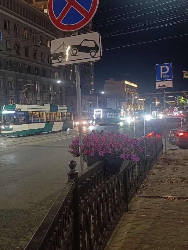 В центре Челябинска в ДТП пострадал полицейский, на час было парализовано движение трамваев В центре Челябинска в ДТП пострадал полицейский, на час было парализовано движение трамваев