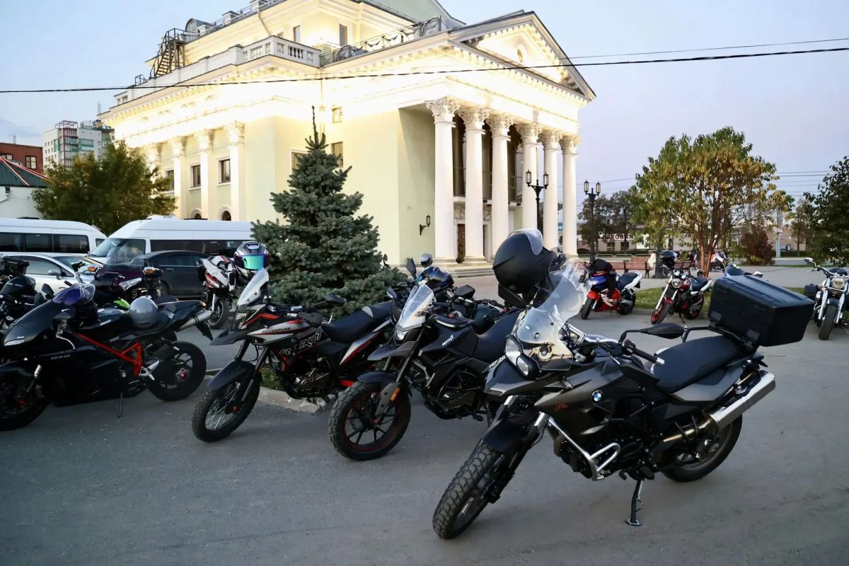 Байкеры Челябинска завершили мотосезон большой сходкой у зала камерной и органной музыки «Родина»