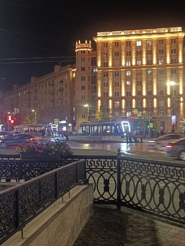В центре Челябинска в ДТП пострадал полицейский, на час было парализовано движение трамваев