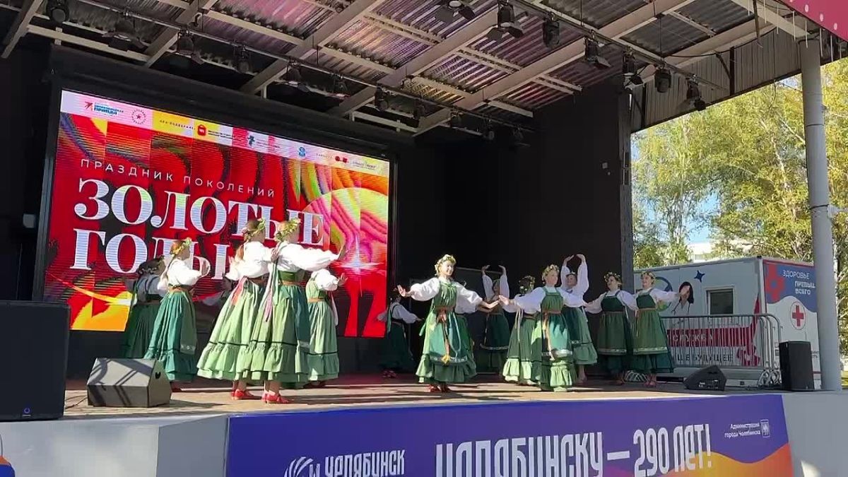 А на сцене первый творческий номер! Танец «Стригушки» подготовил образцовый коллектив театр-танца «Выкрутасы»