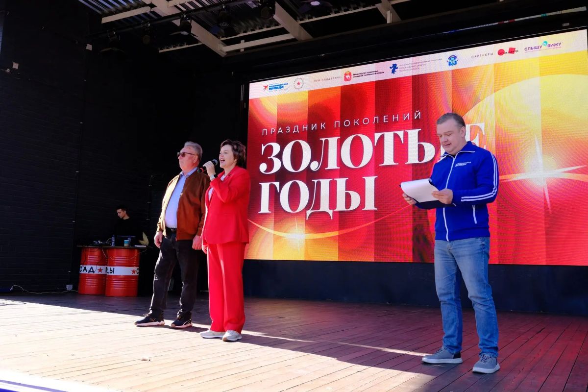 На сцене тем временем с наступающим Днем пожилого человека поздравляют глава администрации Тракторозаводского района Татьяна Букреева и Владимир Горбунов — помощник депутата Законодательного Собрания Челябинской области... На сцене тем временем с наступающим Днем пожилого человека поздравляют глава администрации Тракторозаводского района Татьяна Букреева и Владимир Горбунов — помощник депутата Законодательного Собрания Челябинской области...