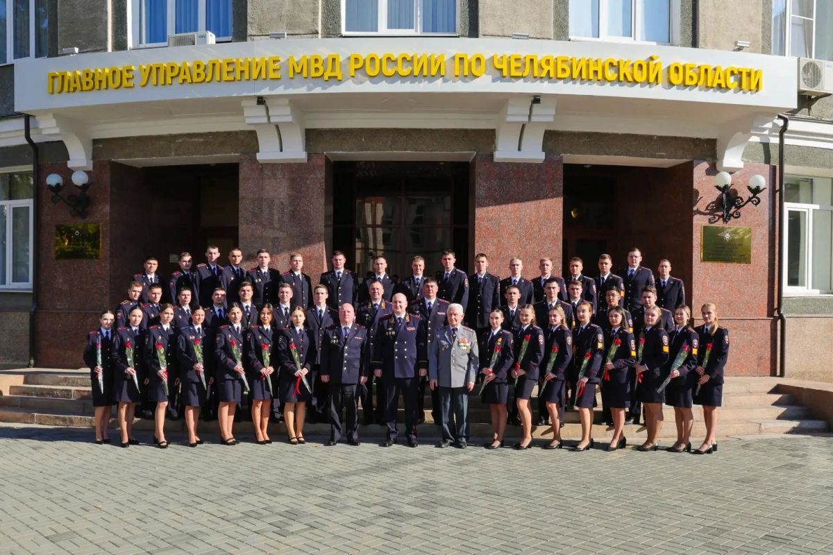 Молодые сотрудники и будущие полицейские встретились с руководителем ГУ МВД по Челябинской области Сергеем Космачевым