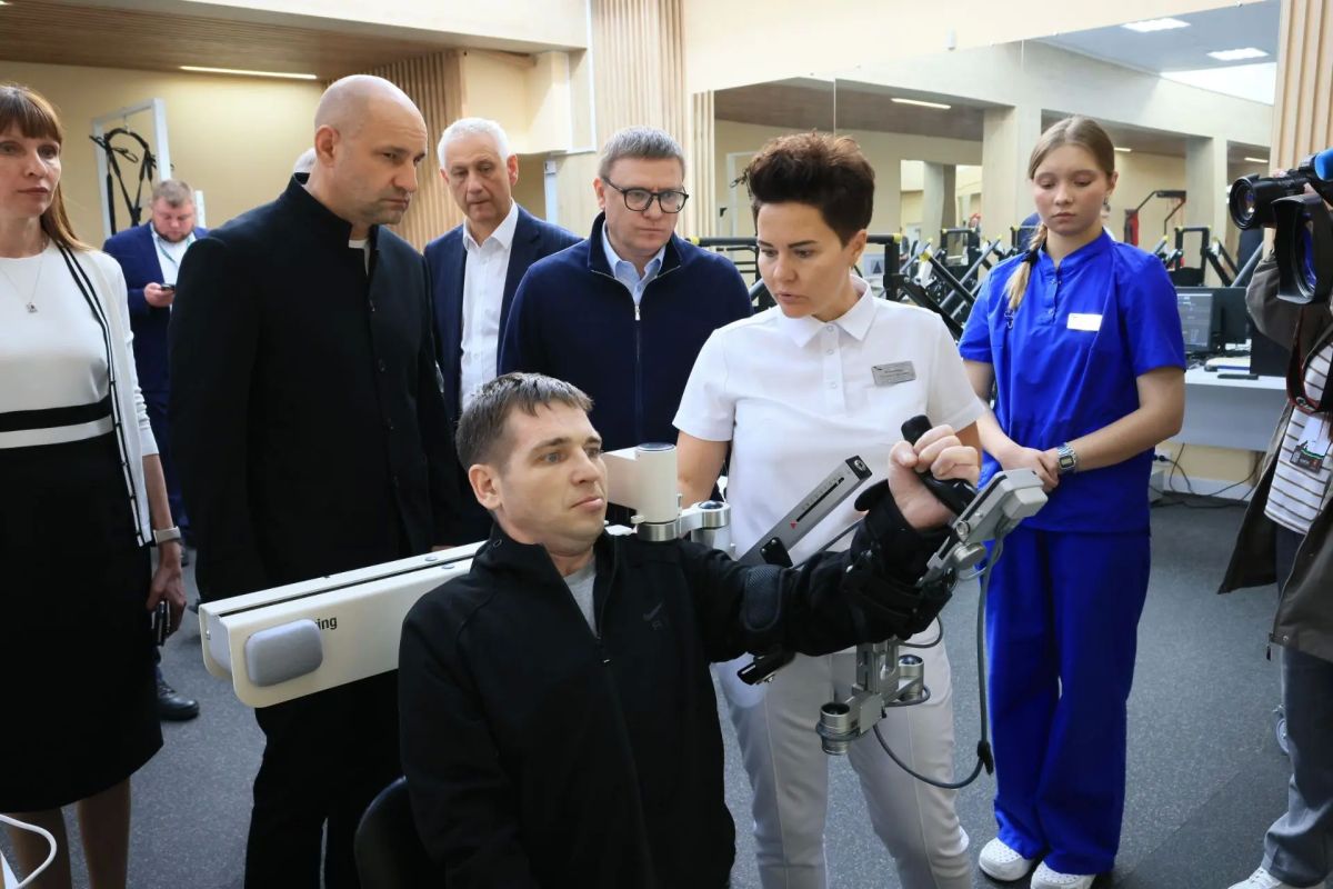 Во время рабочего визита в Магнитогорск полпред президента в УрФО Артем Жога и губернатор Алексей Текслер посетили городскую больницу №2, где проходят реабилитацию участники СВО, а также вместе с замминистра экологии и... Во время рабочего визита в Магнитогорск полпред президента в УрФО Артем Жога и губернатор Алексей Текслер посетили городскую больницу №2, где проходят реабилитацию участники СВО, а также вместе с замминистра экологии и...