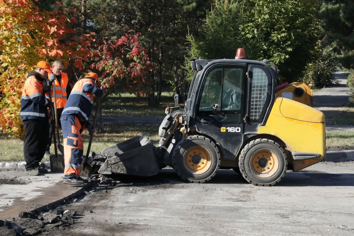 В городе продолжаются работы по обновлению улично-дорожной сети В городе продолжаются работы по обновлению улично-дорожной сети