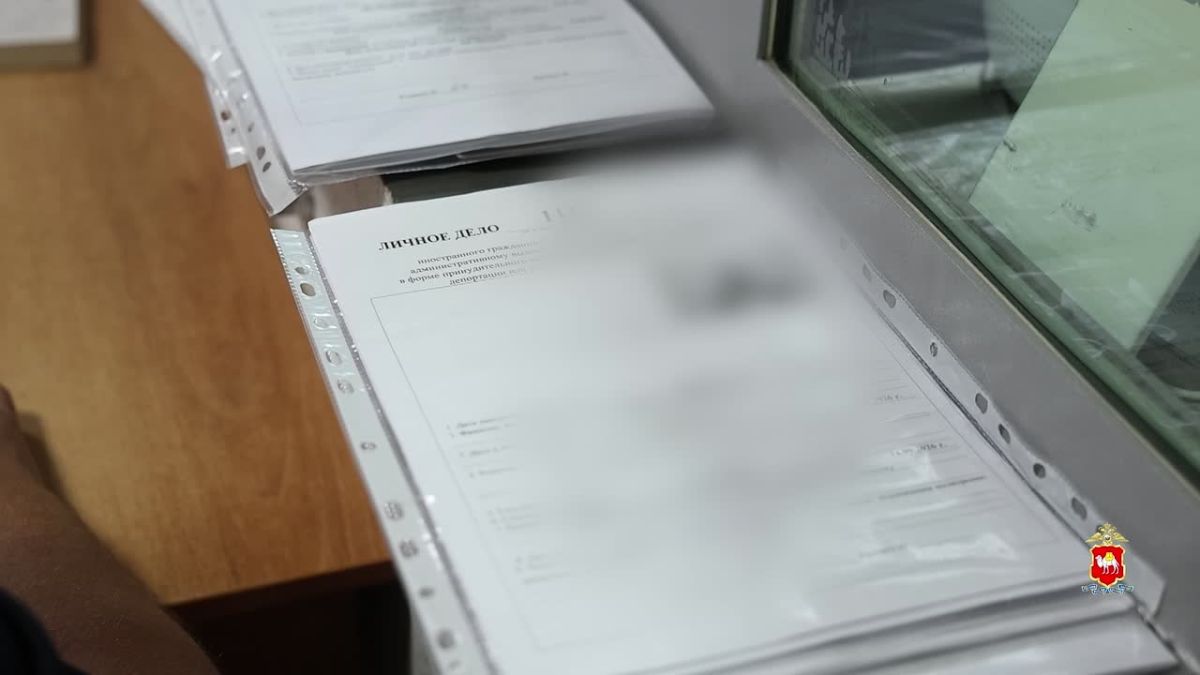 Сотрудниками Управления по вопросам миграции совместно с коллегами из Главного Управления Федеральной службы судебных приставов продолжается работа по удалению из Российской Федерации иностранных граждан, нарушивших...