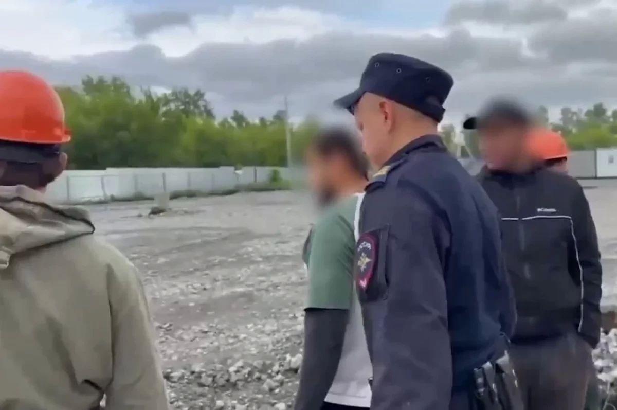 Пекарю и кафе а Курчатовском районе в Челябинске, а также строительную площадку в Сосновском районе обыскали сотрудники полиции в рамках операции «Нелегал»