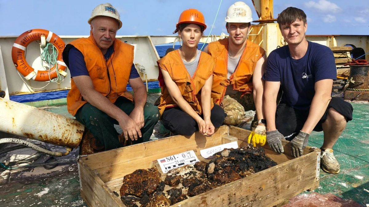 Челябинский ученый пытается раскрыть тайны подводных вулканов Атлантики Челябинский ученый пытается раскрыть тайны подводных вулканов Атлантики