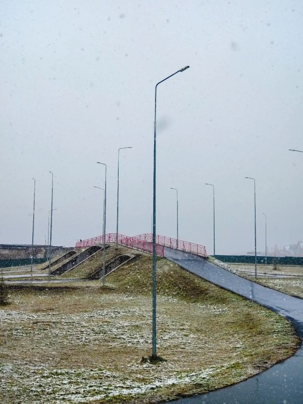 Еще совсем недавно было тепло и солнечно, а сейчас осень вдруг неожиданно встретилась с зимой! Еще совсем недавно было тепло и солнечно, а сейчас осень вдруг неожиданно встретилась с зимой!