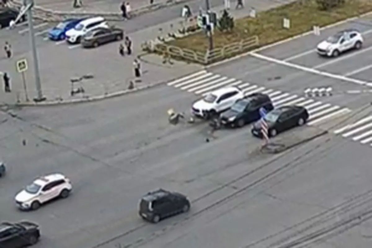 В Челябинске 4 октября случилось ДТП, по словам очевидцев, пострадал молодой работник курьерской службы