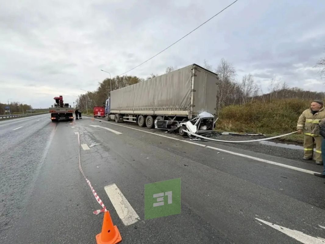 Леговушка оказалась под грузовиком, водитель погиб Леговушка оказалась под грузовиком, водитель погиб