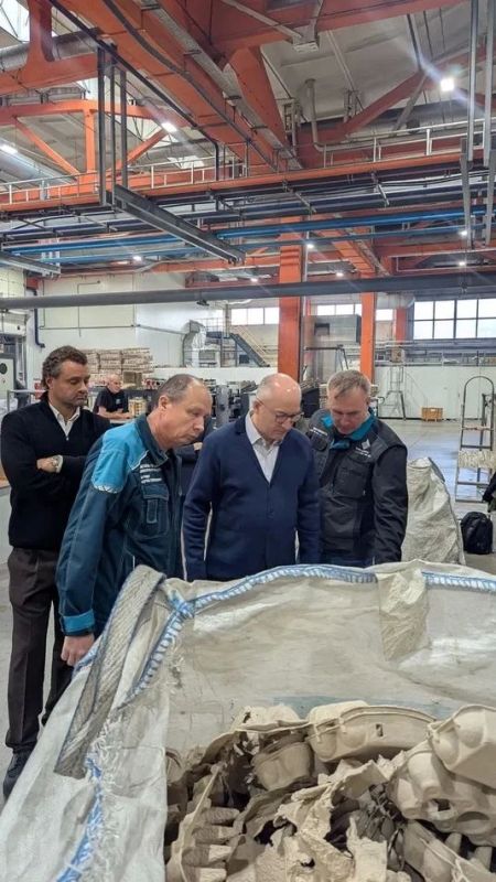 Сенатору Олегу Цепкину продемонстрировали возможности оборудования на заводе по переработке многослойной комбинированной упаковки в Челябинске Сенатору Олегу Цепкину продемонстрировали возможности оборудования на заводе по переработке многослойной комбинированной упаковки в Челябинске
