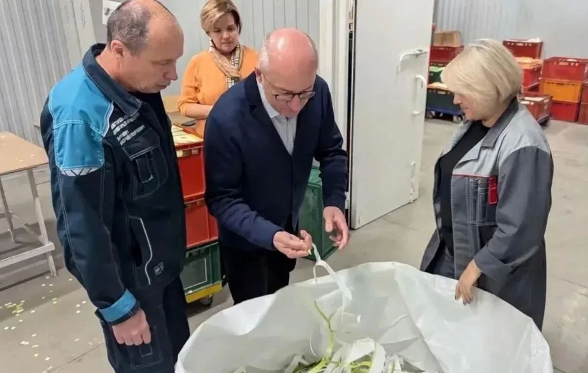 Сенатору Олегу Цепкину продемонстрировали возможности оборудования на заводе по переработке многослойной комбинированной упаковки в Челябинске Сенатору Олегу Цепкину продемонстрировали возможности оборудования на заводе по переработке многослойной комбинированной упаковки в Челябинске